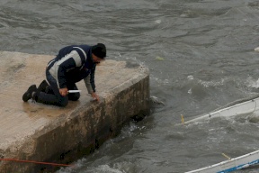 اليونان.. إنقاذ 12 شخصا وفقدان آخرين إثر غرق قارب يقل مهاجرين