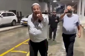 إيتمار بن غفير يرفع مسدسه على شابين فلسطينيين