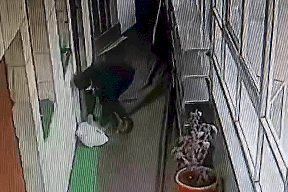 فيديو وصور| شابة تتخلى عن طفلها الرضيع في ساحة مسجد بالرام