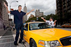 أطول رجل في العالم يبحث عن عروس وهذا شرطه