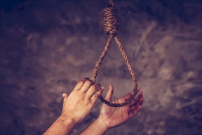 جريمة تهز مصر.. سحل والدته وشنقها حتى الموت واراد التخلص من أبيه