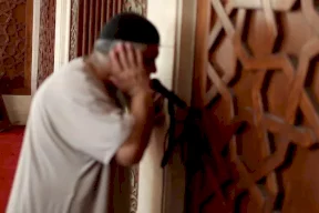 مصر.. مؤذن منع بلطجية من بيع المخدرات أمام المسجد فانتقموا منه بابنتيه وهذا ماحدث!