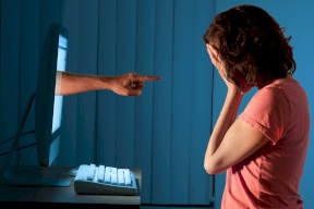 مصر.. أم تنتقم من شاب ابتز ابنتها بـ "حفلة إعدام".. هذا ما فعتله!