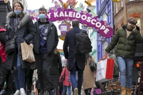 إصابات مضاعفة بكورونا عالميا و"أوميكرون" تلغي آلاف الرحلات الجوية