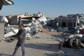 الاحتلال يهدم 10 منشآت تجارية في حزما شمال شرق القدس