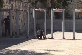 سلطات الاحتلال تشرع بتركيب بوابة الكترونية في شارع العين بسلوان