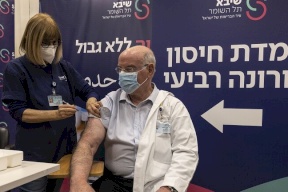 إسرائيل تباشر تطعيم الفئات الأكثر ضعفا بجرعة رابعة ضد كورونا