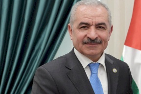 اشتية يسلم حقيبتي الداخلية للواء هب الريح والأوقاف للشيخ البكري