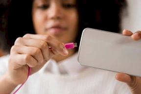 صورة مرعبة تُظهر ما يمكن أن يحدث إذا تركت هاتفك يشحن على السرير أثناء النوم