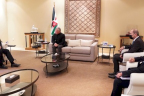 ملك الأردن يلتقي وزير جيش الاحتلال في عمان