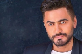 صور| تامر حسني يثير الجدل بلوك جديد.. والجمهور: "بقيت شبه وائل كفوري"