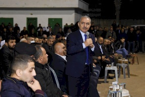 اشتية يقدم واجب العزاء بشهداء عقربا