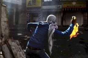 رشق 4 زجاجات حارفة على حافلة للمستوطنين قرب غوش عتصيون