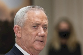 غانتس يخضع لفحص كورونا وحجر منزلي