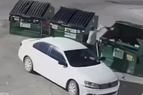 الكاميرا ترصد حادثة مرعبة.. الأم ألقت برضيعها في النفايات