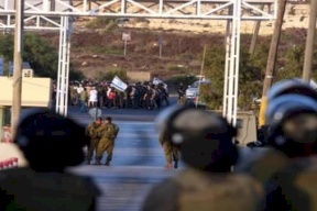 مستوطنون يعتدون على مركبات المواطنين قرب حاجز الـDCO