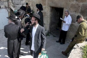 مستوطنون يقتحمون مقامات دينية اسلامية في عورتا