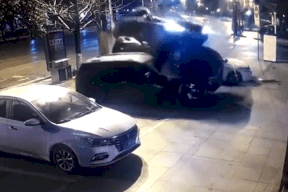 بالفيديو..سيارة تقفز فوق 3 مركبات وتركن إلى جانب الرابعة في حادث غريب من نوعه بالصين