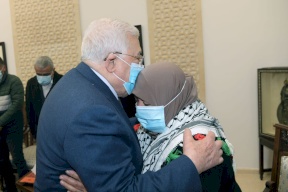 صور- الرئيس عباس يُقبّل رأس أم ناصر أبو حميد