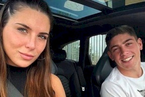 شاهد.. زوجة فالفيردي تخلع قميصها وتحتفل مثله بعد هدفه "الذهبي" في شباك برشلونة (فيديو وصور)
