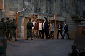 مستوطنون يقتحمون قرية بيرين جنوب الخليل