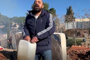 الاحتلال يخلي منزلاً بالشيخ جراح ليسلمه للمستوطنين.. وصاحب المنزل يهدد بحرق نفسه (فيديو)