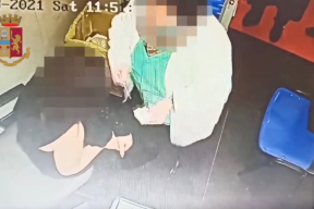 كاميرا تكشف ممرضة تفرغ لقاح "كورونا" في منديل قبل حقن الأشخاص به.. (فيديو)