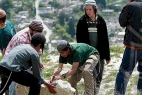 إصابة 8 متضامنين وإحراق مركبتهم بهجوم للمستوطنين في بورين