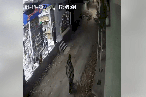 شاهد.. لحظة مقتل شاب خلال محاولته إنهاء مشاجرة بين طفلين في مصر