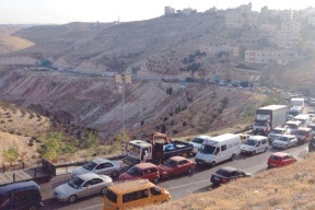 بعد إغلاق استمر لساعات.. فتح طريق واد النار بكلا الاتجاهين