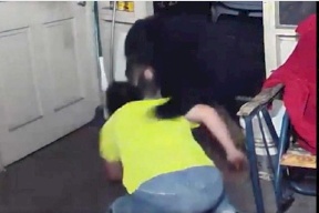 أمريكي أعزل يدخل في معركة مع دب ضخم دخل بيته.. وهذه النتائج (فيديو)
