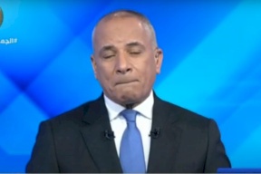 إعلامي مصري يبكي على الهواء بعد تعافيه من كورونا (فيديو)