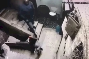 سائق يتحرش بطفلة على سلم عقار بالقاهرة.. والكاميرا توثق (فيديو)