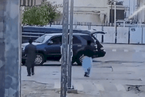 شاهد.. لحظة سرقة سيارة سعودي أمام عينيه بطريقة لا تخطر على البال (فيديو)