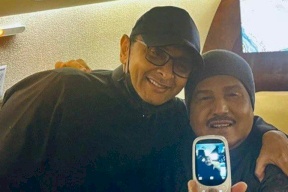 هاتفه شغل محبيه.. مقرب من محمد عبده يكشف سره