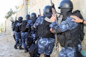 الشرطة تقبض على مشتبه فيه بالسطو على موظف بنك برام الله 