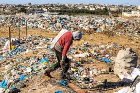 النباشون .. غزيّون يبحثون عن رزقهم في النفايات!
