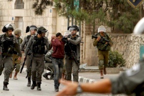 الاحتلال يعتقل مواطنين بمداهمات بالضفة