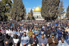 40 ألفا يؤدون صلاة الجمعة في الأقصى