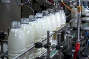 الخليل: الاتفاق مع مصانع الالبان على تأجيل رفع الاسعار