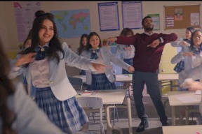 محمد رمضان يطلق أغنية جديدة ويدخن الحشيش