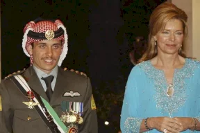 يضع مسدساً على جانبه.. أحدث صورة للأمير حمزة ومولوده الجديد يثيران ضجة
