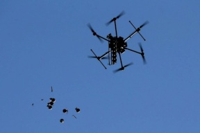 مُسيّرة إسرائيلية تلقي قنابل غاز شرق غزة