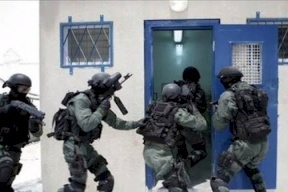 الاحتلال يقتحم أقسام معتقلي "عوفر" و"مجدو" ويعتدي على الأسرى