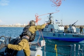 زوارق الاحتلال تعتقل 7 صيادين وتستولي على مركبهم في بحر غزة