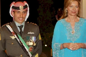 شاهد| يخضع والده الأمير للإقامة الجبرية .. الملكة نور تنشر أول صورة لحفيدها الجديد