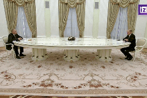 على غرار "ماكرون".. "بوتين" يُعاقب المستشار الألماني ويجلسه على نفس الكرسي!