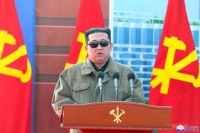 زعيم كوريا الشمالية غاضب على المزارعين لفشلهم في جعل الزهور تتفتح بعيد ميلاد والده!