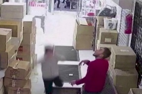 بالفيديو.. شاب يسقط في حفرة بإسطنبول أثناء انشغاله بهاتفه