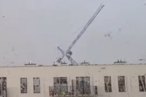 مشاهد مرعبة للحظة سقوط رافعة بسبب العاصفة "يونيس" في بولندا (فيديو)